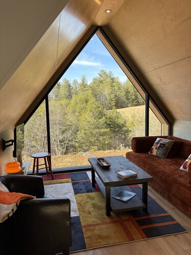 Amish built A-frame , modern comforts, 20 minutes from Asheville