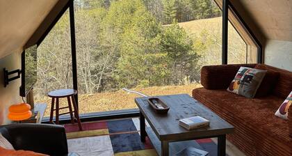 Amish built A-frame , modern comforts, 20 minutes from Asheville