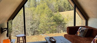 Amish built A-frame , modern comforts, 20 minutes from Asheville
