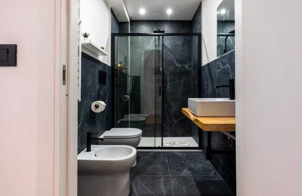 Douche, sèche-cheveux, bidet, serviettes fournies