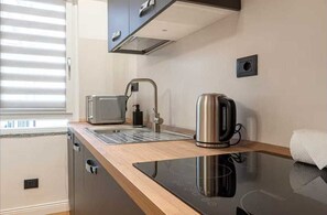 Réfrigérateur, micro-ondes, four, plaque de cuisson