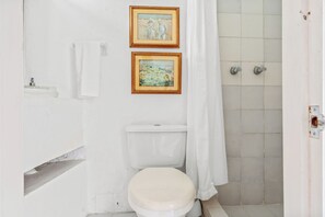 Dusche, Handtücher, Toilettenpapier