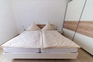 WiFi (無料)、ベッドシーツ