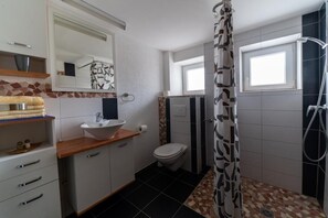 Shower, hair dryer, towels, toilet paper - Nele vacation apartment at the Sonnenhof in the Black Forest (Schramberg)