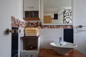 シャワー、ヘアドライヤー、タオル、トイレットペーパー