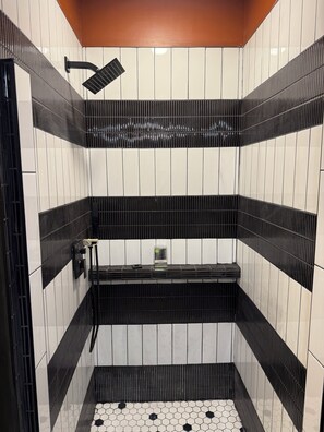 Haartrockner, Bidet, Handtücher, Seife