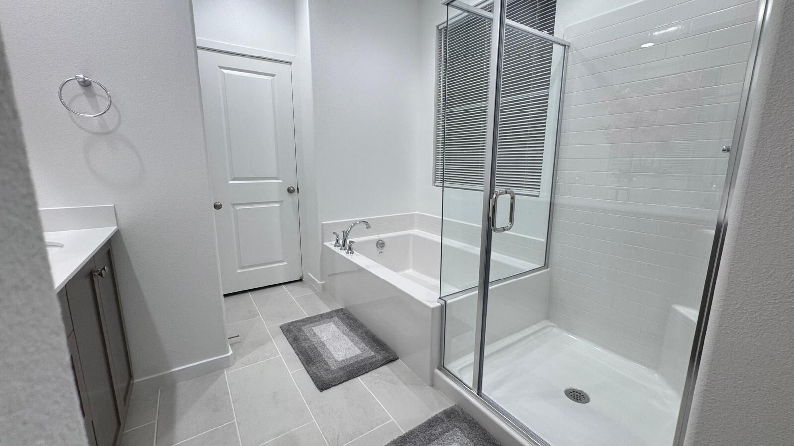 吹风机、毛巾、肥皂、卫生纸