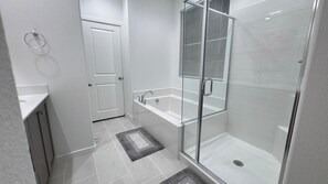 Hiustenkuivaaja, pyyhkeet, saippua, vessapaperi