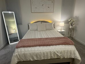 Silitysrauta/-lauta, Wi-Fi, vuodevaatteet