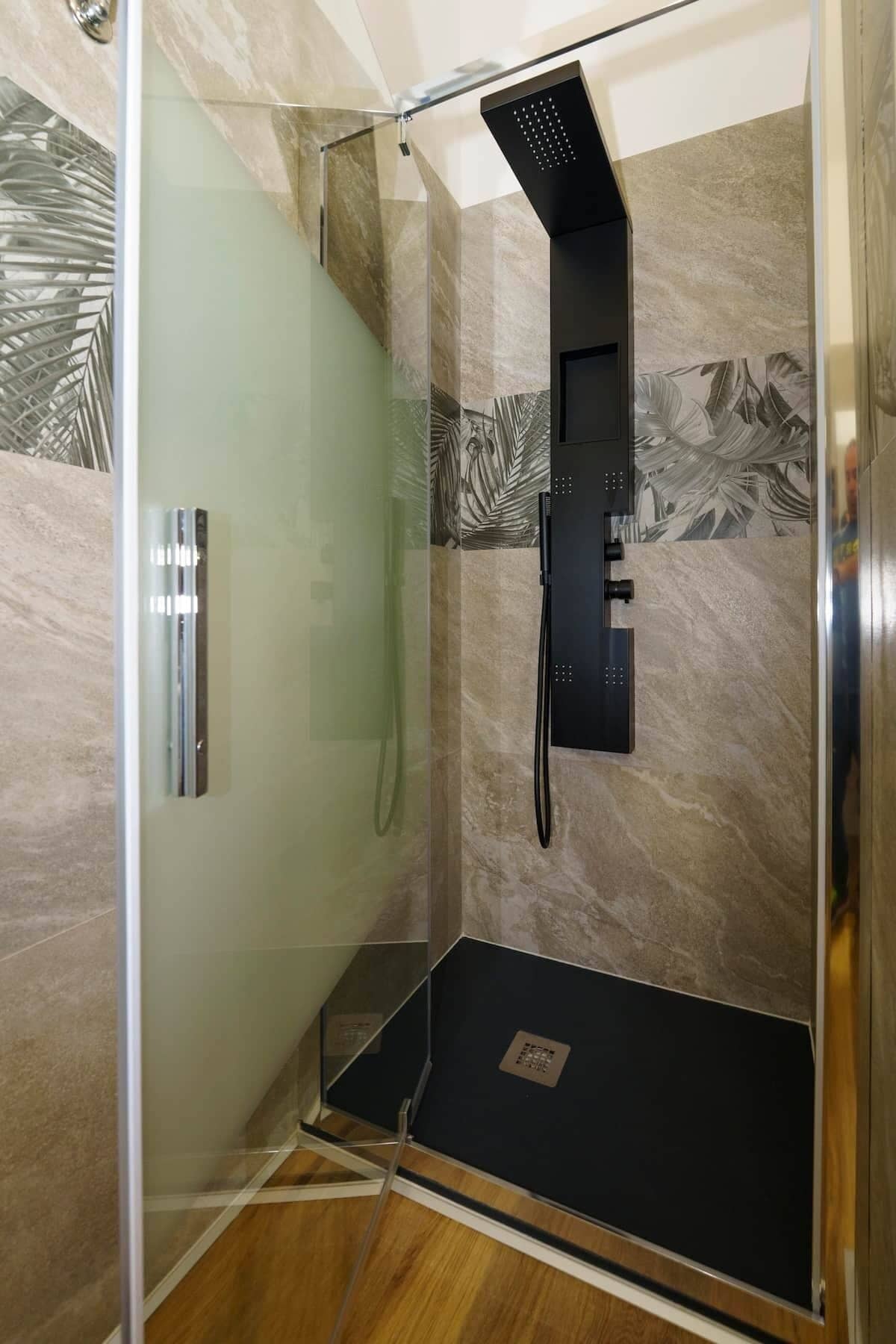 Douche, bidet, serviettes fournies, papier toilette
