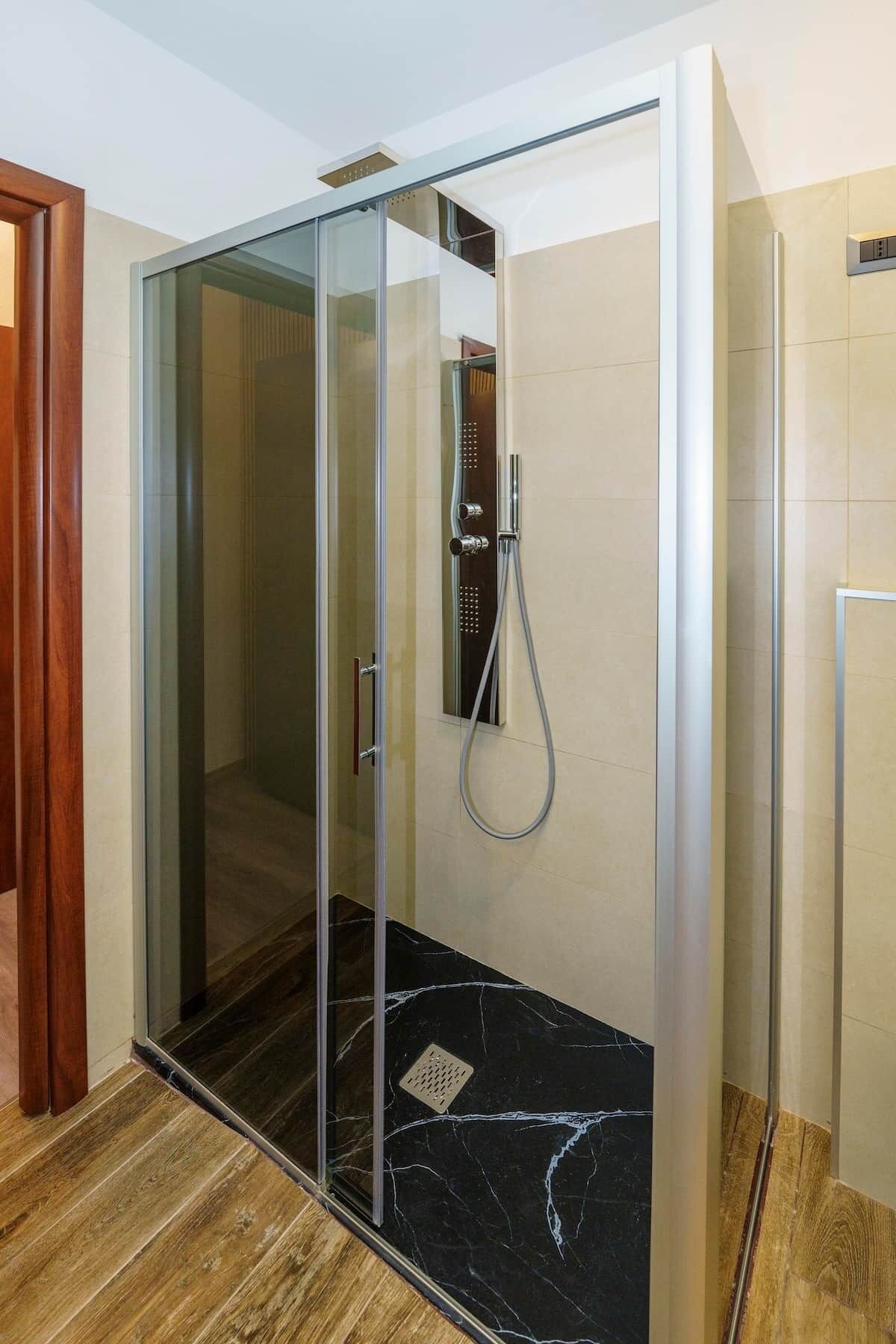 Ducha, secador de pelo, bidet, toallas