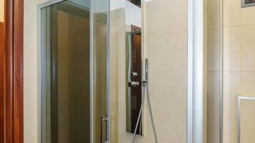 Ducha, secador de pelo, bidet, toallas