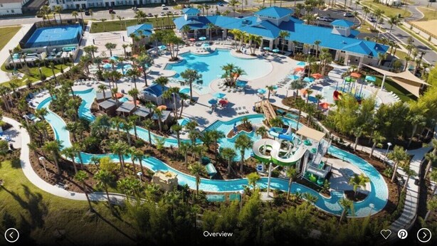 Vista aérea de un resort con una amplia piscina central, varias piscinas más pequeñas y diversas toboganes de agua.