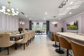 Casa (Multiple Bedrooms) | Parte interna