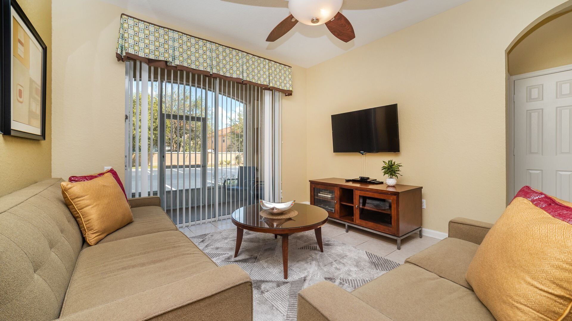 Vista frontal de la propiedad