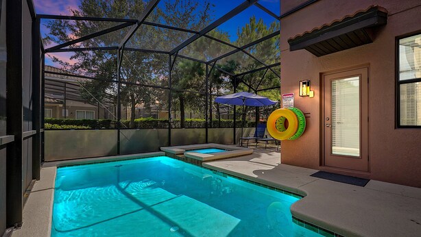 A swimming pool with a glass enclosure, a door, and an umbrella. - 5424 Solterra Circle, Davenport,5beds (Davenport)