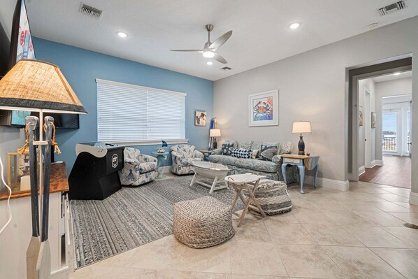 A living room with a blue wall, a ceiling fan, a billiards table, and a sofa set. - Np813c Legends Palmilla Legacy (Kissimmee)