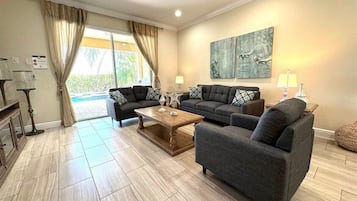 House (6 Bedrooms) | Interior