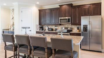 House (6 Bedrooms) | Interior