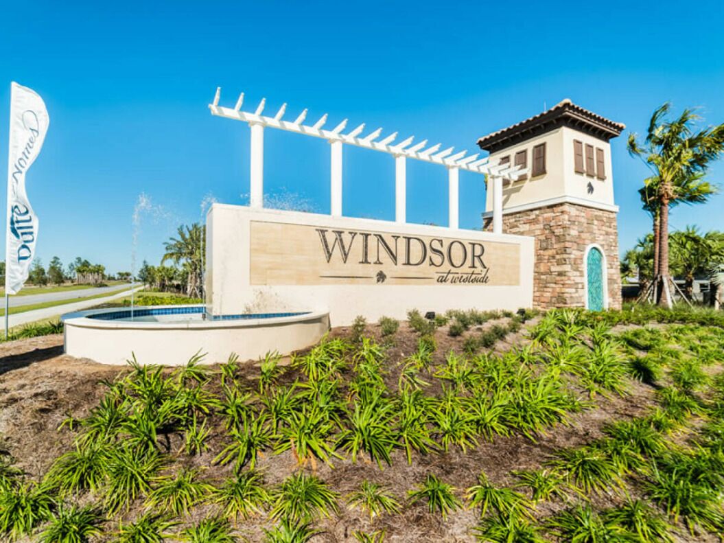 Une enseigne indiquant « Windsor at Wild & Dunes », avec une pergola et un petit bâtiment.