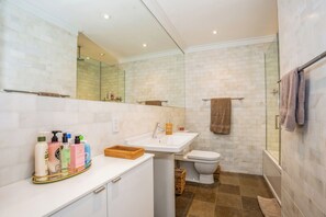 Shower, hair dryer, towels, soap - Cozy 6-bedroom beach house with pool, hot tub & AC in the Hamptons (Quogue)