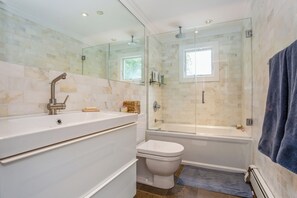 Shower, hair dryer, towels, soap - Cozy 6-bedroom beach house with pool, hot tub & AC in the Hamptons (Quogue)