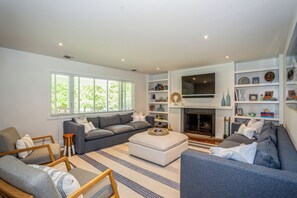 Living area - Cozy 6-bedroom beach house with pool, hot tub & AC in the Hamptons (Quogue)