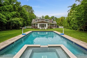 Pool - Cozy 6-bedroom beach house with pool, hot tub & AC in the Hamptons (Quogue)