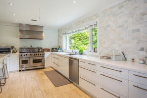 Private kitchen - Cozy 6-bedroom beach house with pool, hot tub & AC in the Hamptons (Quogue)