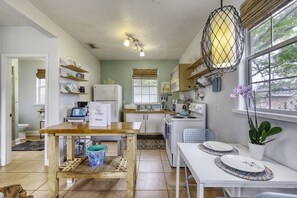 House (1 Bedroom) | Interior - 1 Bedroom Spanish Bungalow Guest House (Holly Hill)
