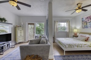 House (1 Bedroom) | Interior - 1 Bedroom Spanish Bungalow Guest House (Holly Hill)