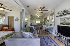 House (1 Bedroom) | Interior - 1 Bedroom Spanish Bungalow Guest House (Holly Hill)