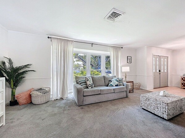 Interior - Seminole Pool House - Mins to the Beach (Seminole)