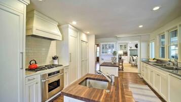 House (6 Bedrooms) | Interior