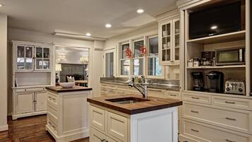 House (6 Bedrooms) | Interior