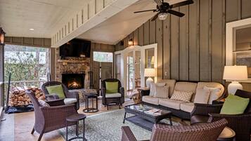 House (6 Bedrooms) | Interior