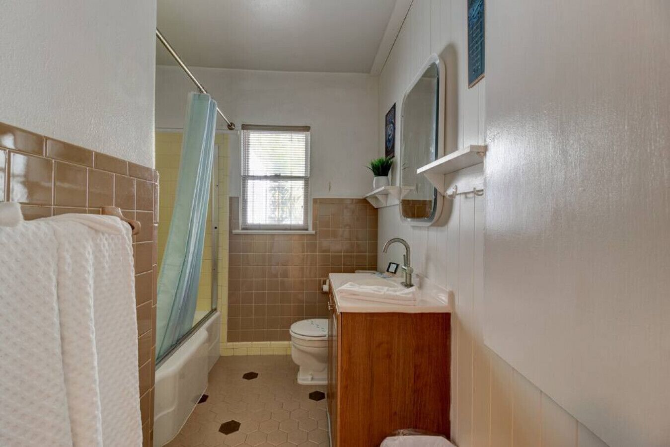 A small bathroom with a bathtub, toilet, and sink.