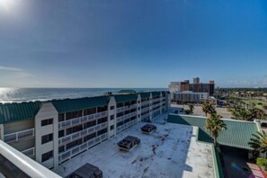 A hotel with a rooftop pool and a view of the ocean. - Sea Swept Ocean Front Studio (Daytona Beach)