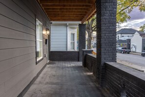 Interior - Modern Comfort Downtown Indy Stylish 3BR Getaway (Indianapolis)