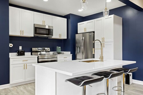 Modern Comfort Downtown Indy Stylish 3BR Getaway