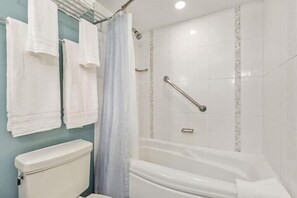 Interior - Ocean View Studio w Balcony 2318 (Honolulu)