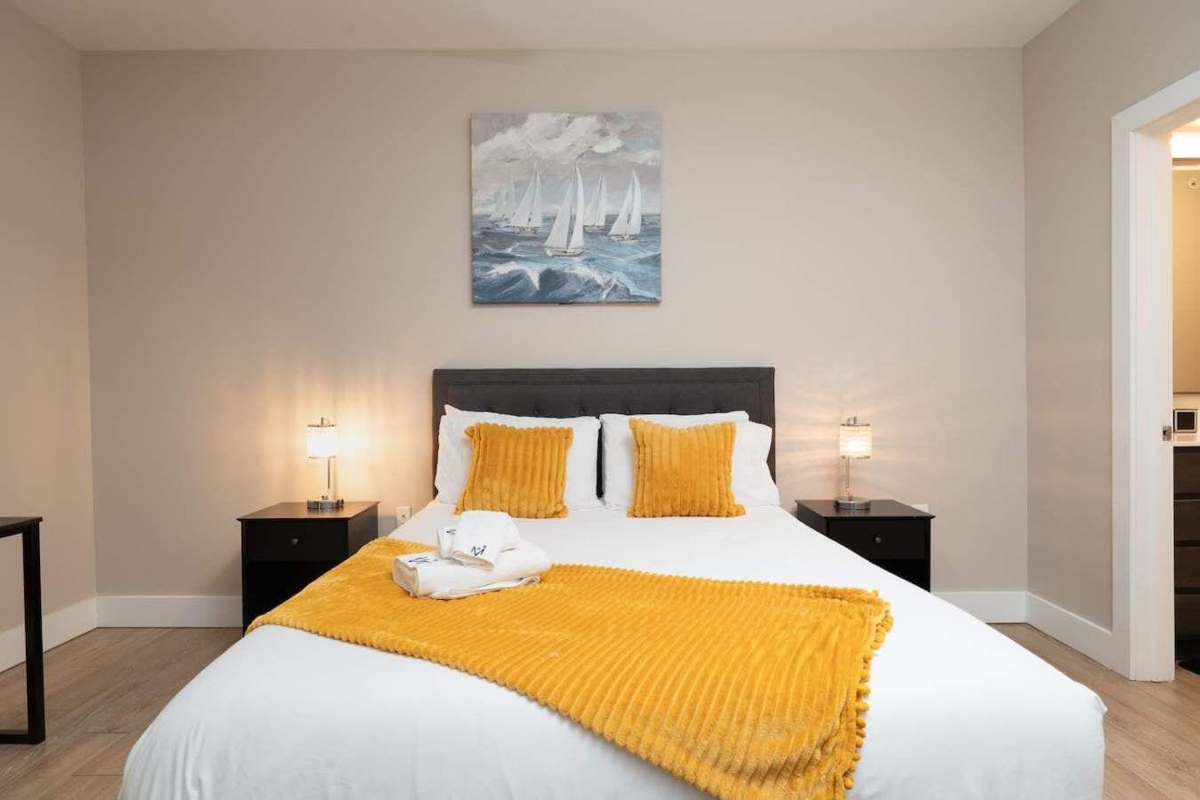 1 slaapkamer, een laptopwerkplek, een strijkplank/strijkijzer