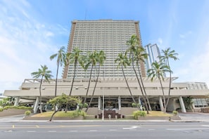 Interior - Top Floor Studio With Balcony & Views 3528 (Honolulu)