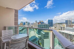 Interior - Stunning Ala Moana 1BR W Balcony & Mountain/city Views (Honolulu)