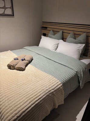 1 habitación, tabla de planchar con plancha, cuna de viaje y wifi 