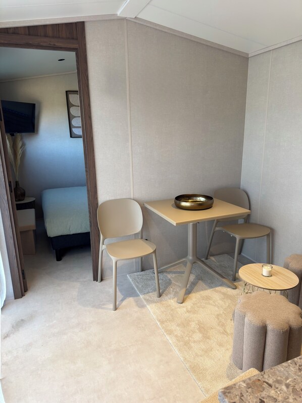 1 habitación, tabla de planchar con plancha, cuna de viaje y wifi 