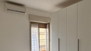 Makuuhuoneessa on sänky, vaatekaappi ja liukuovi, joka johtaa parvekkeelle.