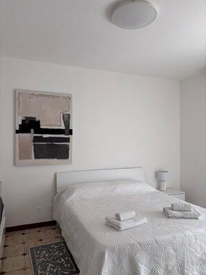 Tabla de planchar con plancha, wifi y ropa de cama 