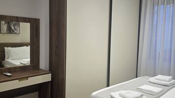 Escritorio y espacio para trabajar con un portátil