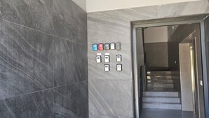 Ein moderner Aufzug mit einer Bedienfeld, das verschiedene Tasten zeigt.